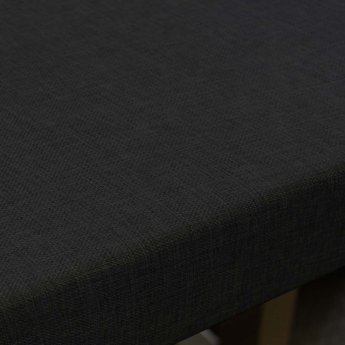 Mesa cubierta de lino negro