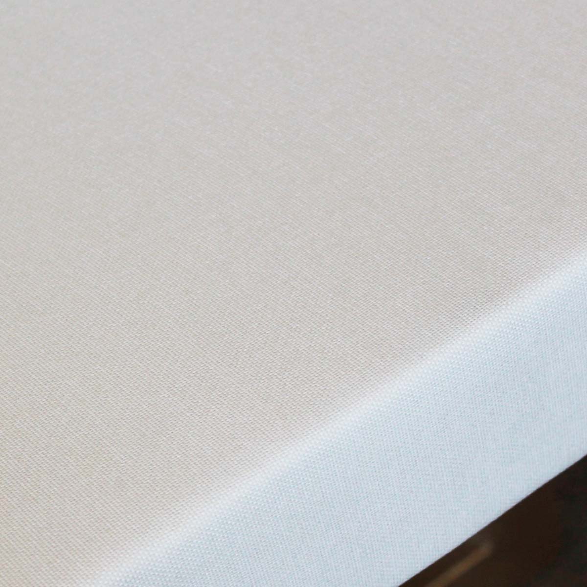 Mesa cubierta de lino crema