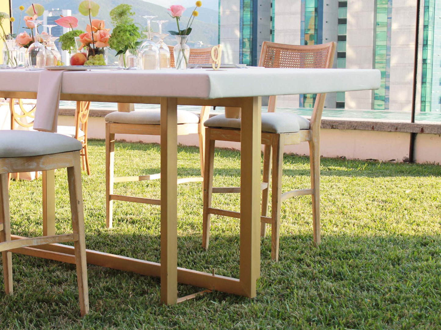Mesa alta cubierta de lino ivory