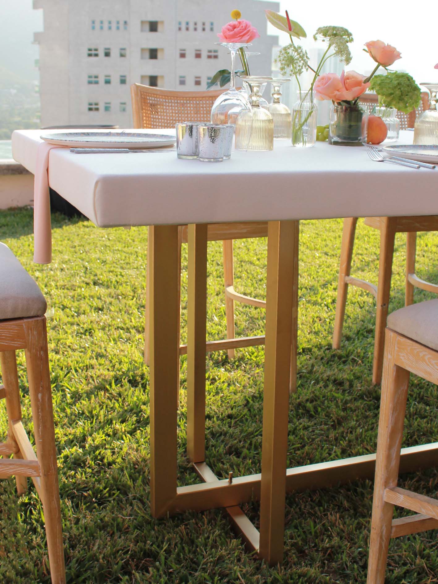 Mesa alta cubierta de lino ivory