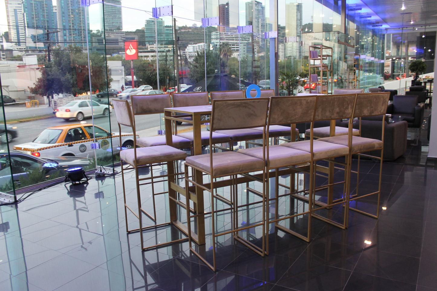 Mesa bar herrería dorada y cubierta calacata