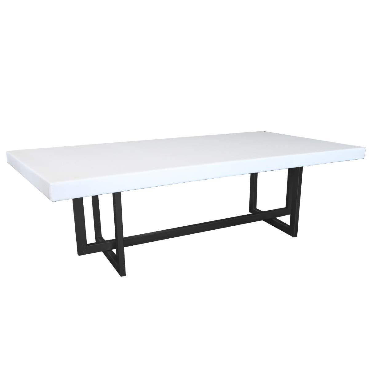 Mesa cubierta de lino crema
