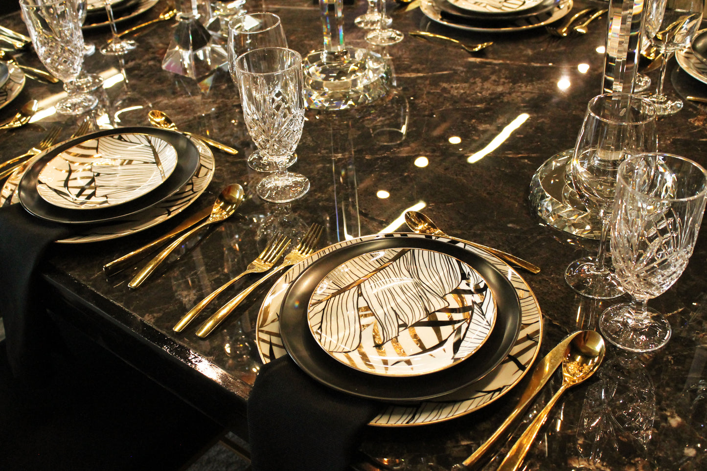 Mesa cubo herrería negro y cubierta marquina negra cuadrada