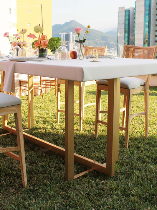Mesa alta cubierta de lino ivory