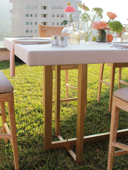 Mesa alta cubierta de lino ivory