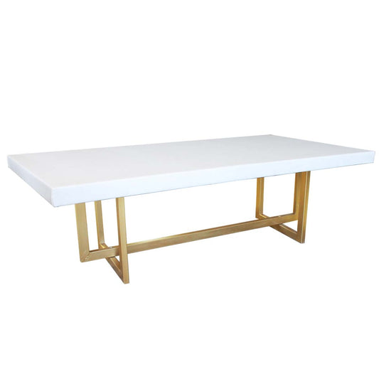 Mesa cubierta de lino crema